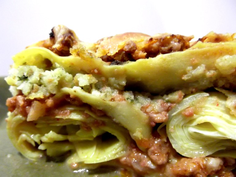 lasanha de linguiça e alcachofras.