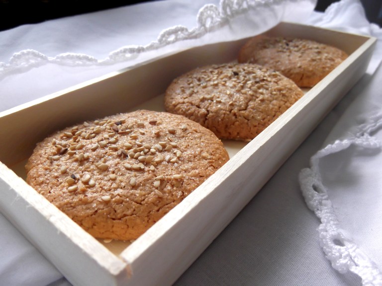 bolachas de amêndoa, mel e sésamo