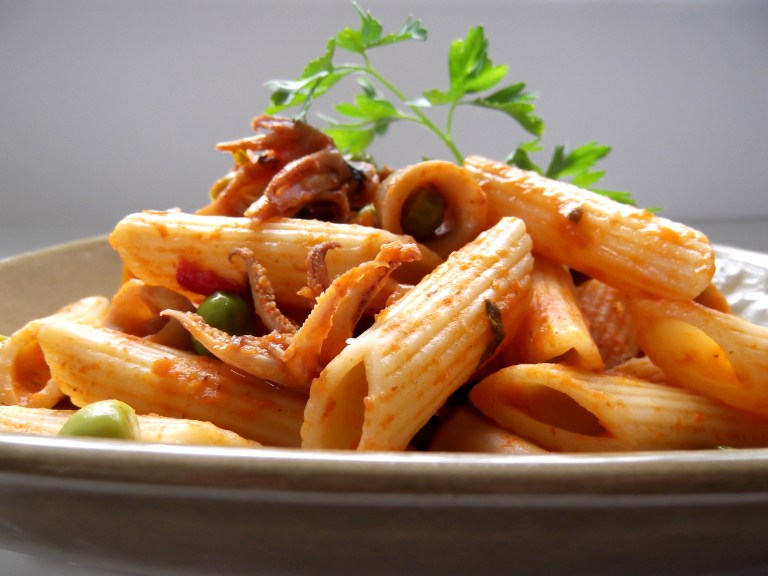 penne com lulas e ervilhas...