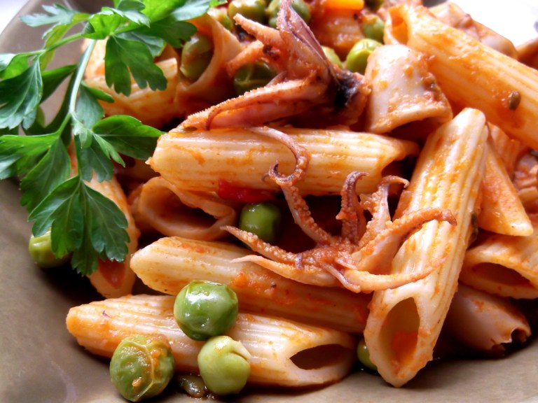 penne com lulas e ervilhas