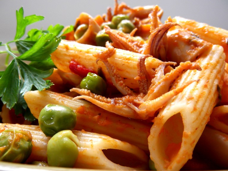penne com lulas e ervilhas..