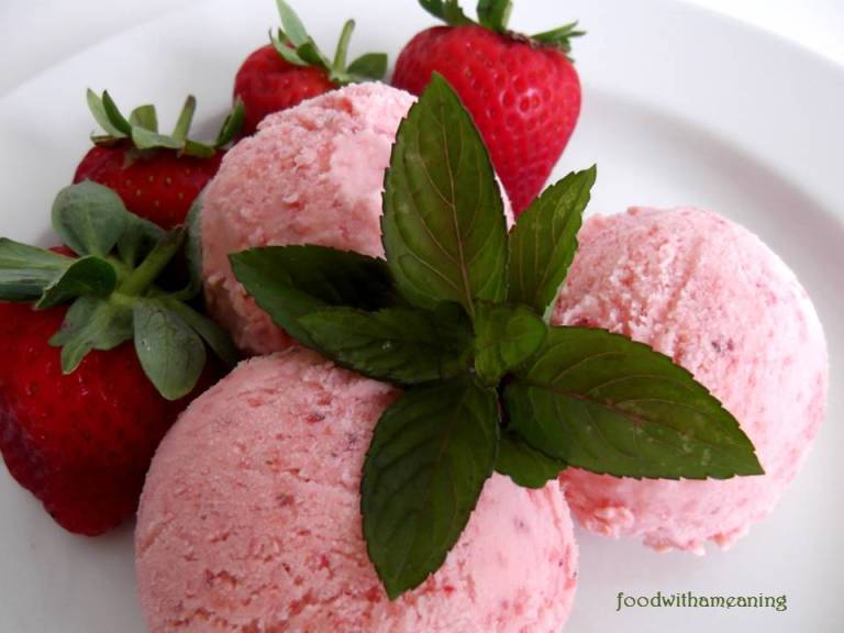 gelado de morango e hortelã-pimenta