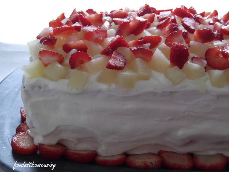 bolo recheado de morangos e ananás