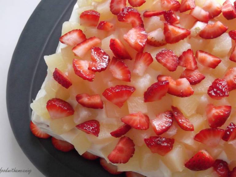 bolo recheado de morangos e ananás