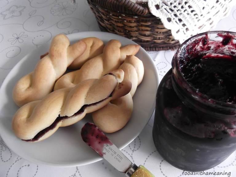 Rosquilhas com compota de uva-da-serra