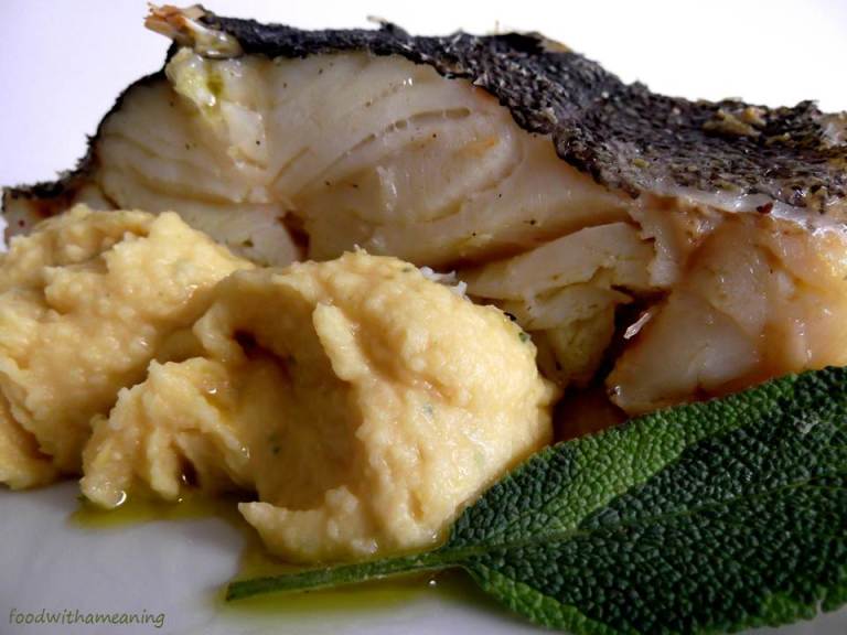 Bacalhau assado com puré de grão e sálvia