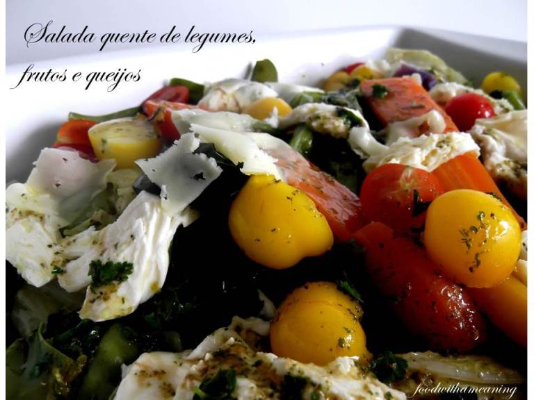 salada quente de legumes, frutos e queijos
