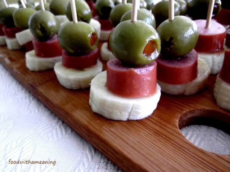 acepipes de salsicha,banana e azeitona