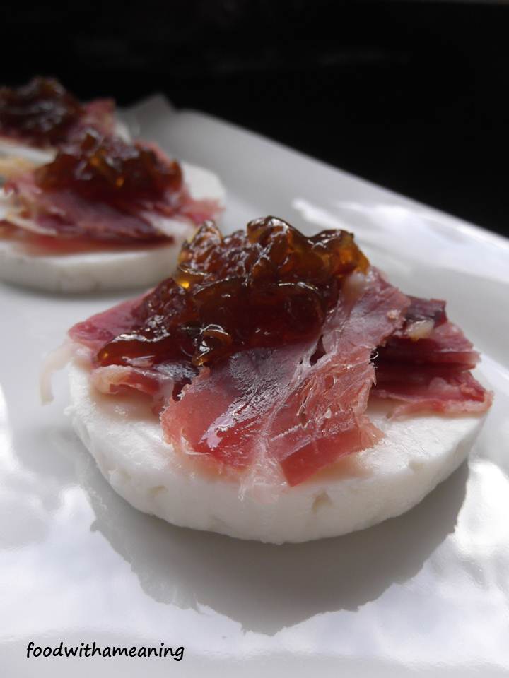 queijo de cabra curado com presunto e doce de cebola