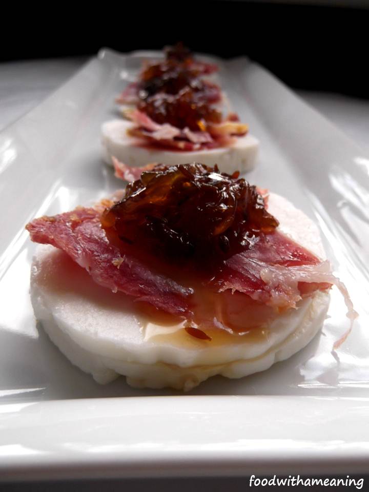 queijo de cabra curado com presunto e doce de cebola