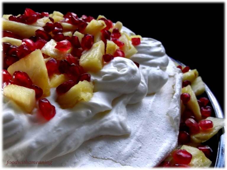 pavlova de ananás e romã_foodwithameaning