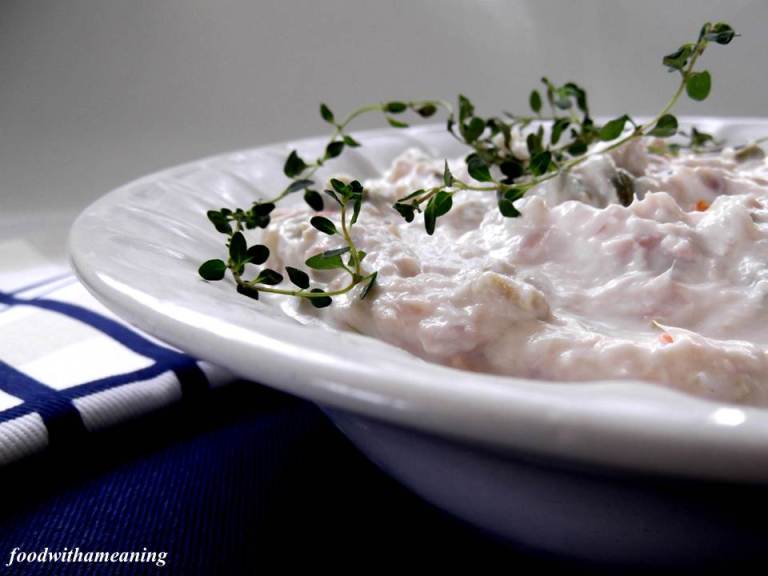 paté de ricotta com atum, picles e azeironas verdes