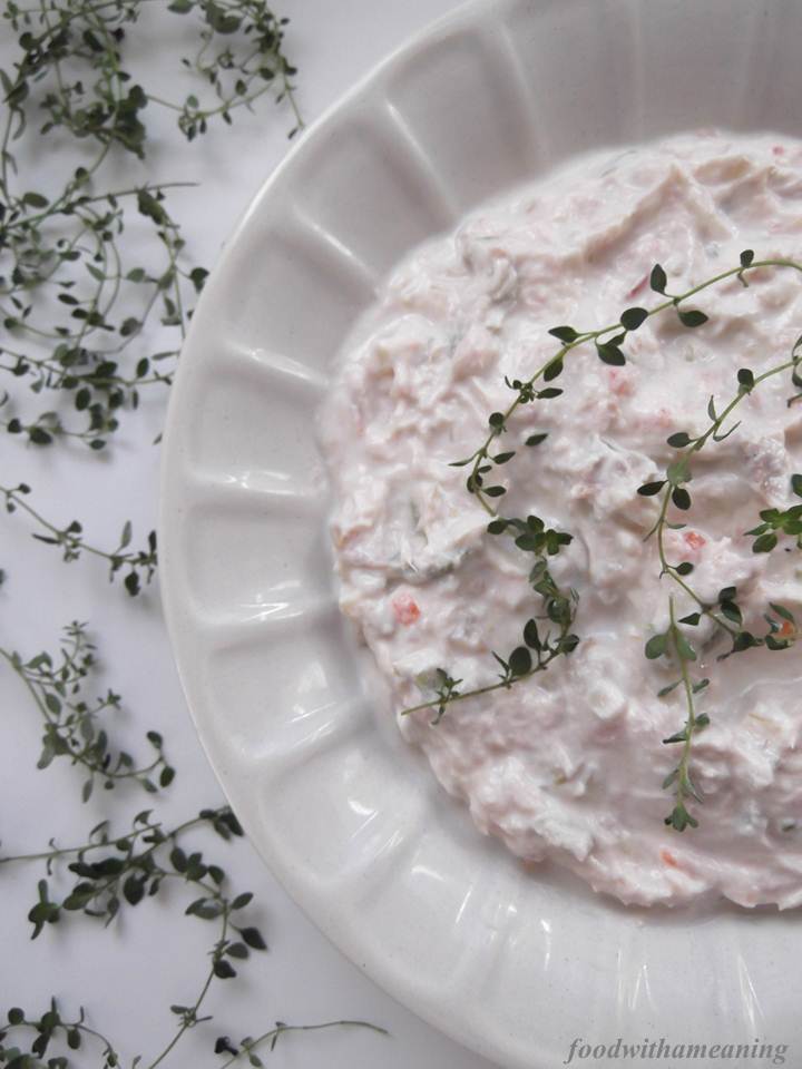 paté de ricotta com atum, picles e azeironas verdes
