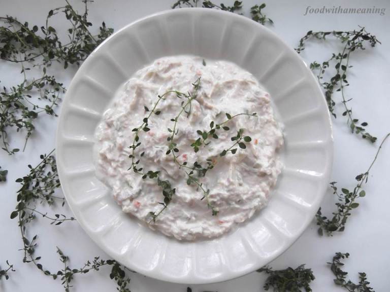paté de ricotta com atum, picles e azeironas verdes