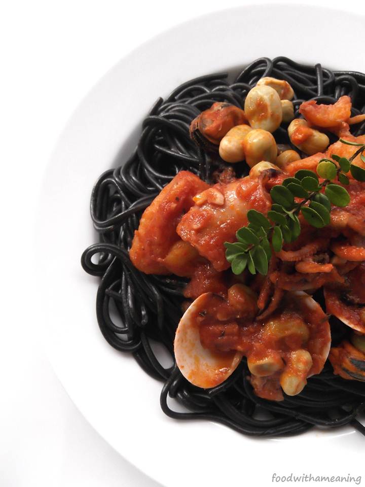 nero di seppia com tamboril, marisco e favas