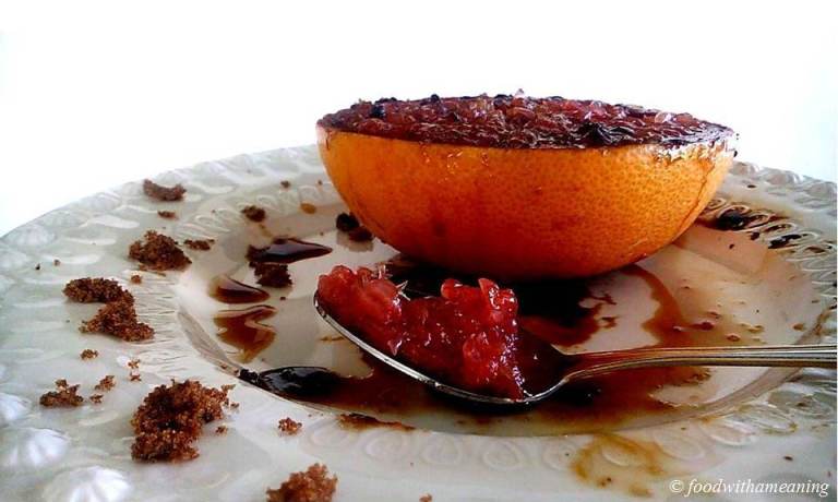 Toranja grelhada com açúcar mascavado, canela e vinho do porto