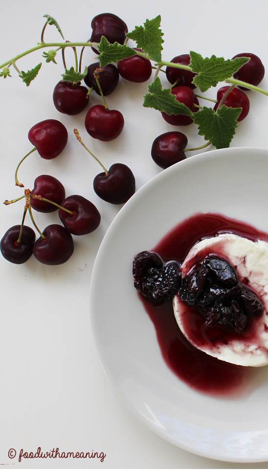 queijo fresco com coulis de cerejas