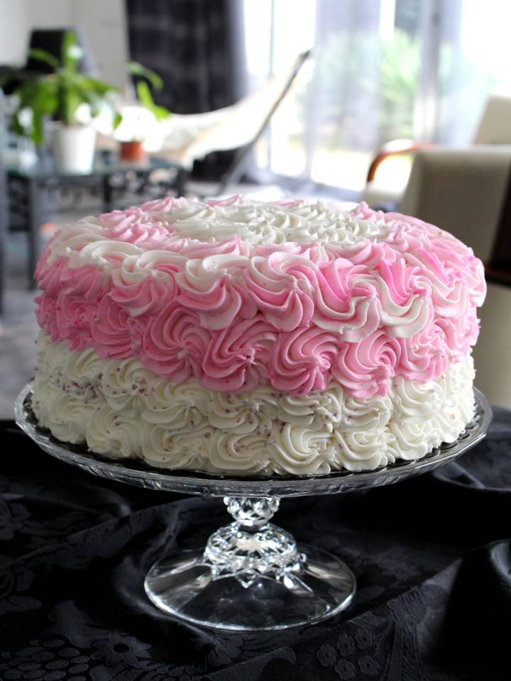 Bolo de Baunilha com recheio de amêndoa e leite condensado