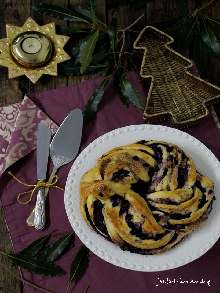 coroa de canela e mirtilos