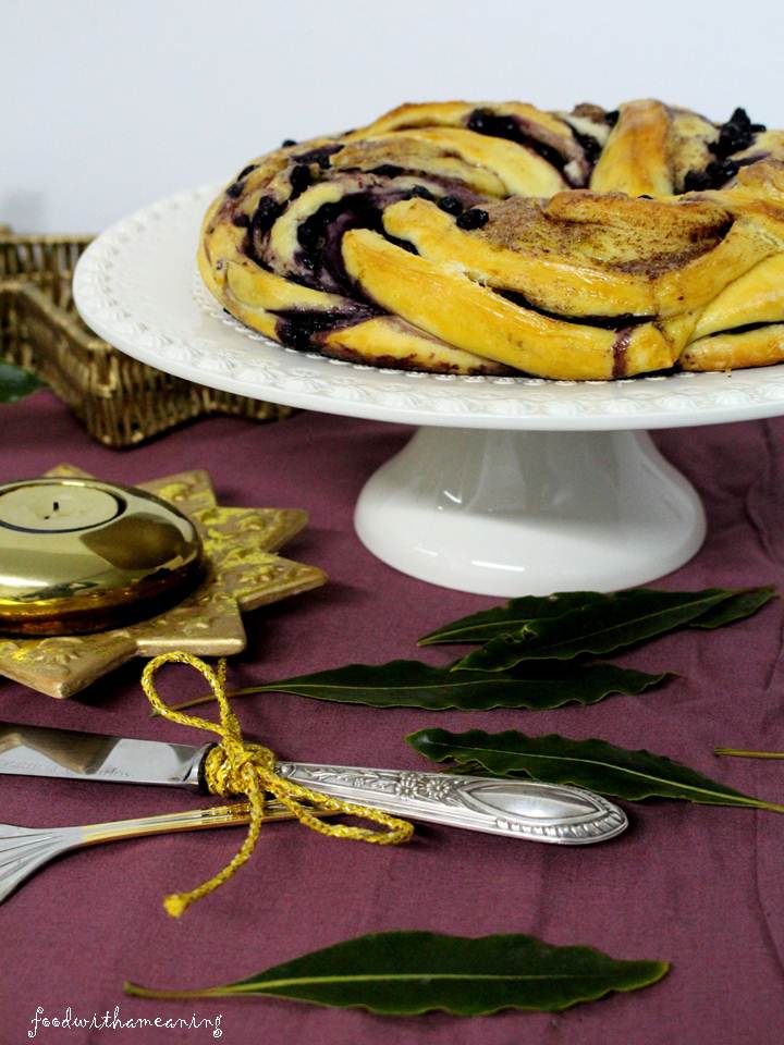 coroa de canela e mirtilos