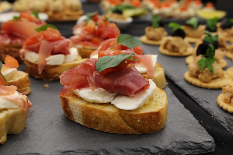 bruschettas de presunto e queijo mozarella