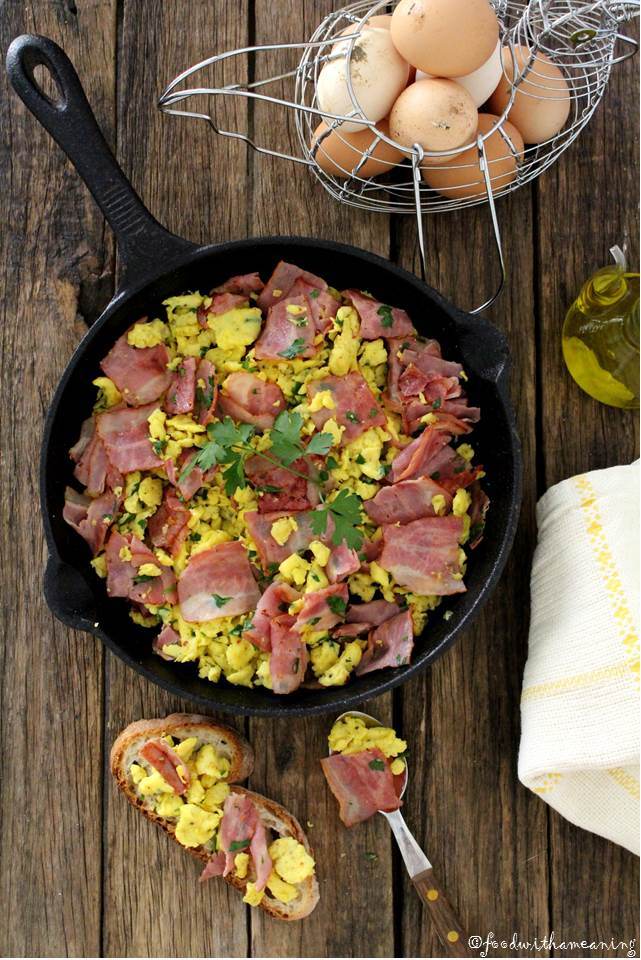 ovos mexidos com bacon, cebolinho e salsa