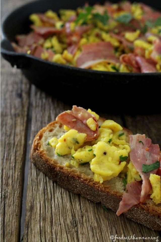 ovos mexidos com bacon, cebolinho e salsa