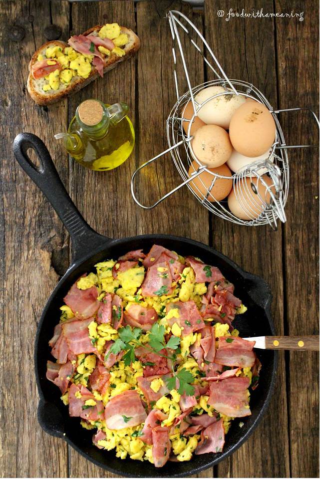 ovos mexidos com bacon, cebolinho e salsa