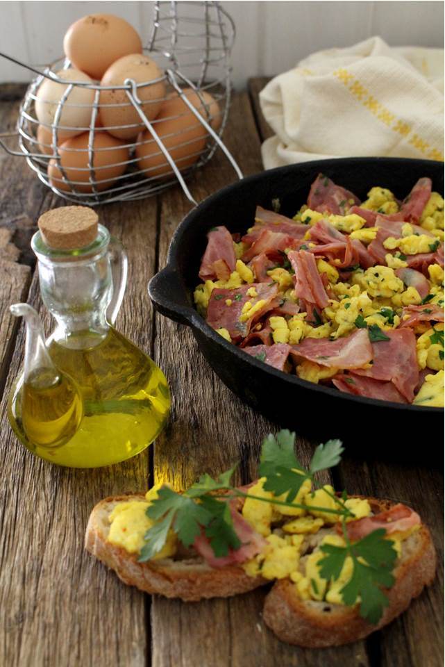 ovos mexidos com bacon, cebolinho e salsa