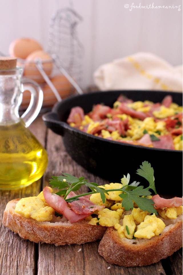 ovos mexidos com bacon, cebolinho e salsa