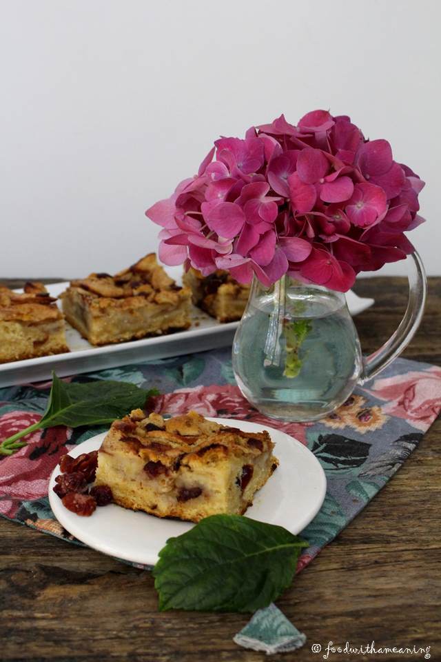 bolo de maçã, cardamomo e arandos