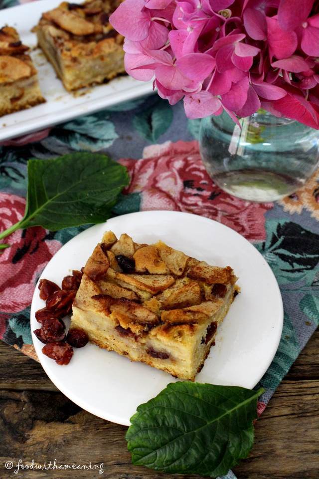 bolo de maçã, caradmomo e arandos