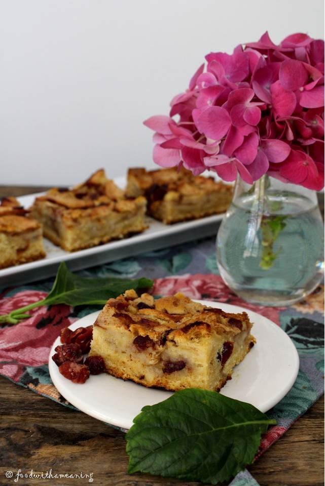 bolo de maçã, cardamomo e arandos