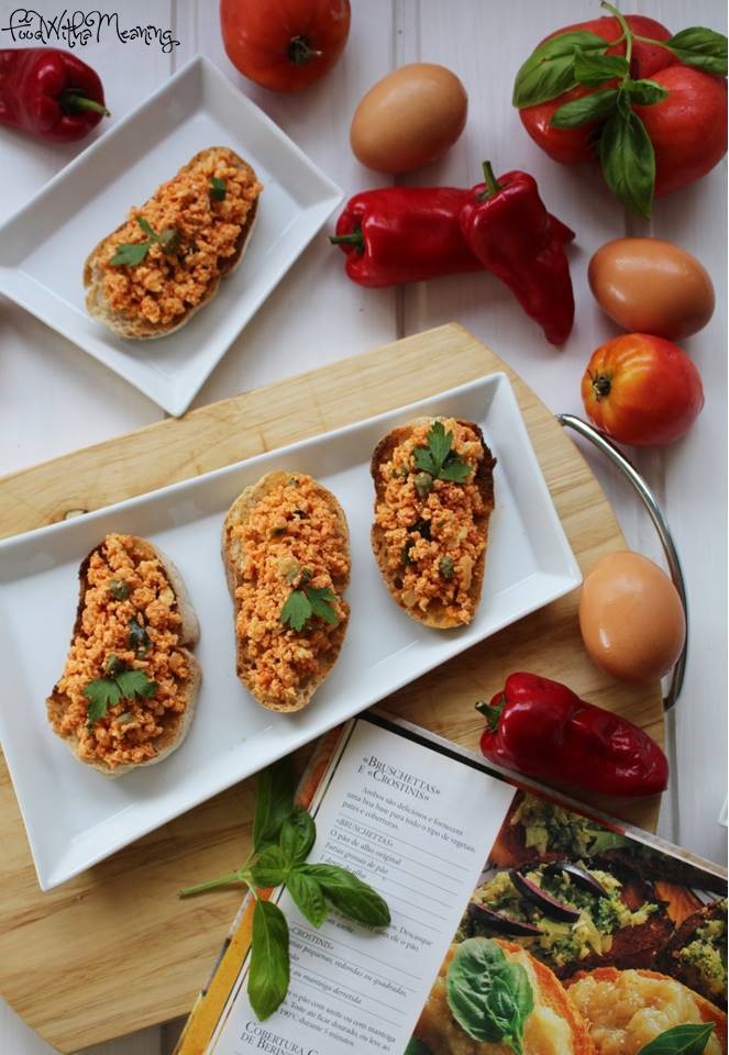 6 ovos 6 tomates médios bem maduros 1 cebola pequena ou 1/2 média 2 dentes de alho 1/2 malagueta pequena alcaparras ( 2 colheres de sopa) sal q.b. azeite q.b. salsa picada moinho de pimentas 1 colher de café rasa de erva-doce moída 1 dente de alho para o pão 1. Retirei a pele aos tomates e à malagueta e triturei-os ligeiramente com a varinha mágica. 2. Fiz um refogado em azeite com a cebola e alho. 3. Adicionei o tomate e a malagueta, temperei e deixei cozinhar até secar quase completamente os sucos. 4. À parte, bati com um fouet os ovos. Temperei-os com sal, pimenta e erva doce. Adicionei-os ao preparado anterior. Misturei tudo. Fui mexendo até os ovos se encontrarem cozinhados. 5. Adicionei as alcaparras. Envolvi. 6. Coloquei o preparado numa travessa e polvilhei com salsa.Reservei. 7. Cortei o pão às fatias e levei ao forno, torrando-o de ambos os lados.Para ser mais rápido, poderá utilizar a torradeira. 8. Esfreguei o alho em cada fatia e pincelei com azeite. 9. Coloquei as fatias de pão numa travessa e preenchi-as com o preparado de ovos. Servi de imediato