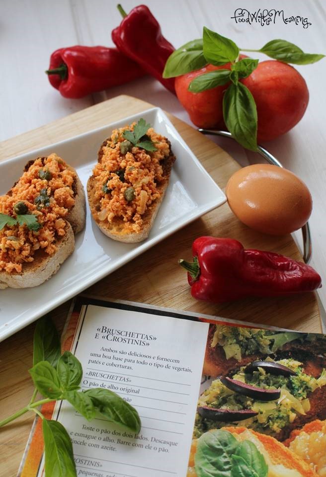 bruschettas de ovo, tomate e alcaparras