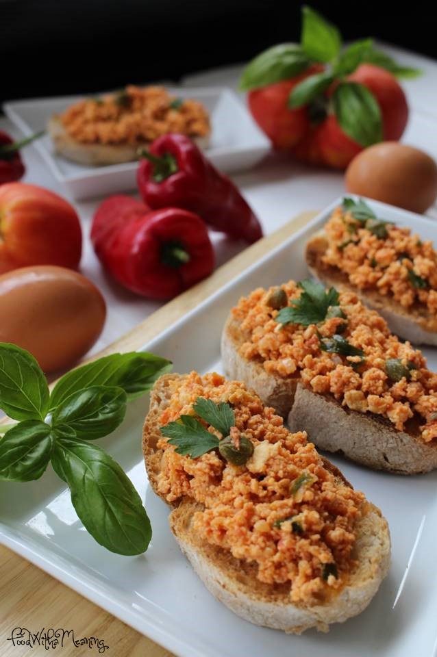 bruschettas de ovo, tomate e alcaparras