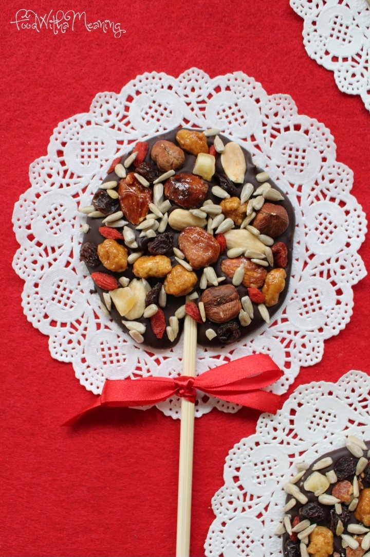 lollipops de chocolate negro e frutos secos