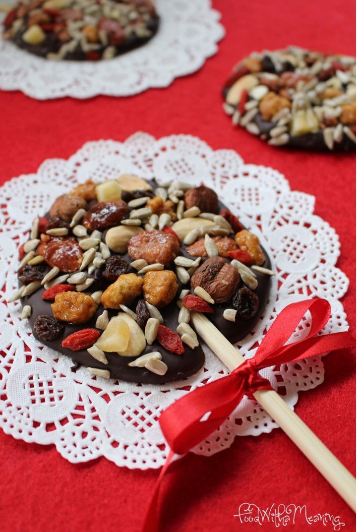 lollipops de chocolate negro e frutos secos