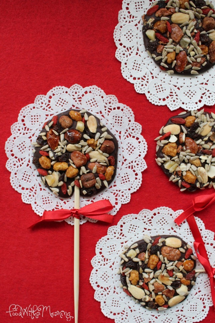 lollipops de chocolate negro e frutos secos