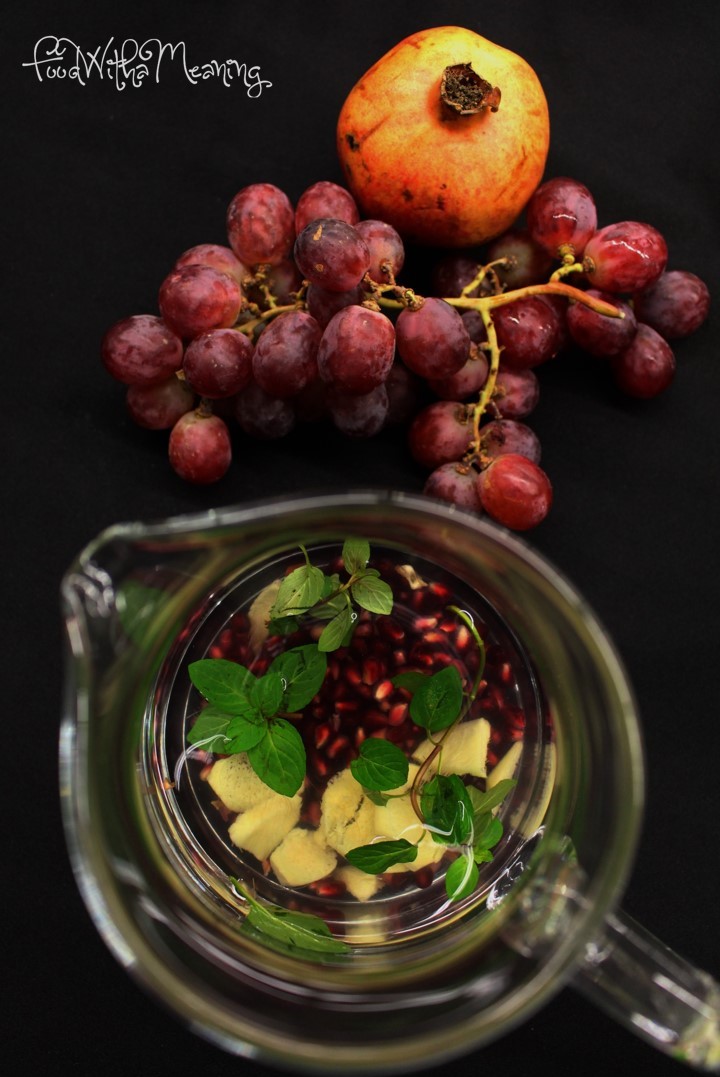 Água de Pepino, Gengibre e Lima Juntar a água mineral, ou a água gaseificada, rodelas finas de pepino com casca, raiz de gengibre descascada e rodelas de lima. Água efervescente de Limão e Hortelã Juntar a Água com gás, ou água tónica, rodelas de limão e folhas de hortelã Água de Romã e Gengibre Juntar a água mineral, ou a água gaseificada, bagos de romã e rodelas de gengibre descascado.