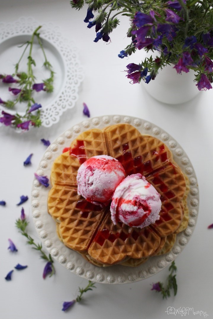 waffles_gelado de nata e coulis de morango_foodwithameaning