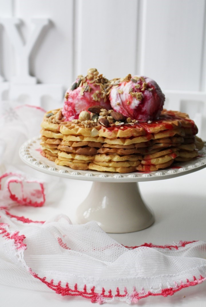 waffles_gelado de nata e coulis de morango_foodwithameaning