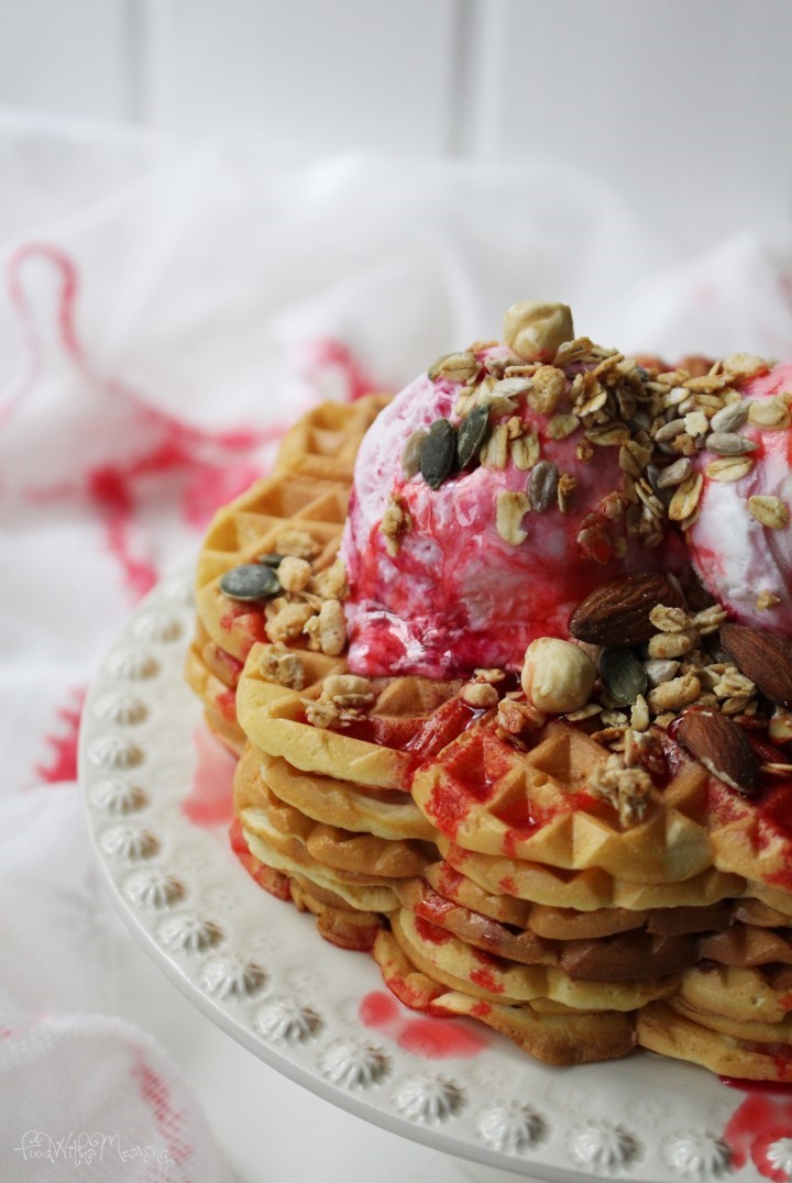 waffles_gelado de nata e coulis de morango_foodwithameaning