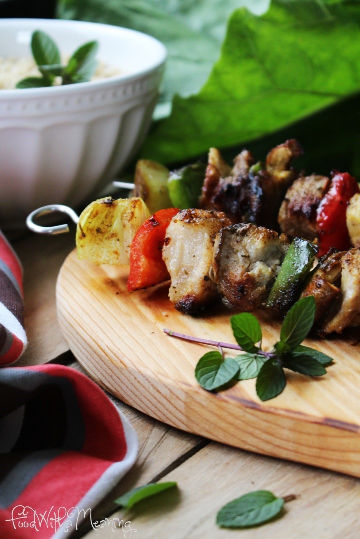 espetadas de secretos de porco com cogumelos e quinoa