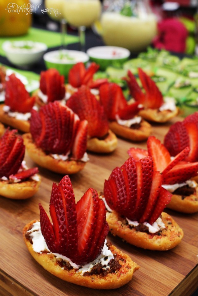 Barcos à vela de tomate seco, queijo creme e morangos