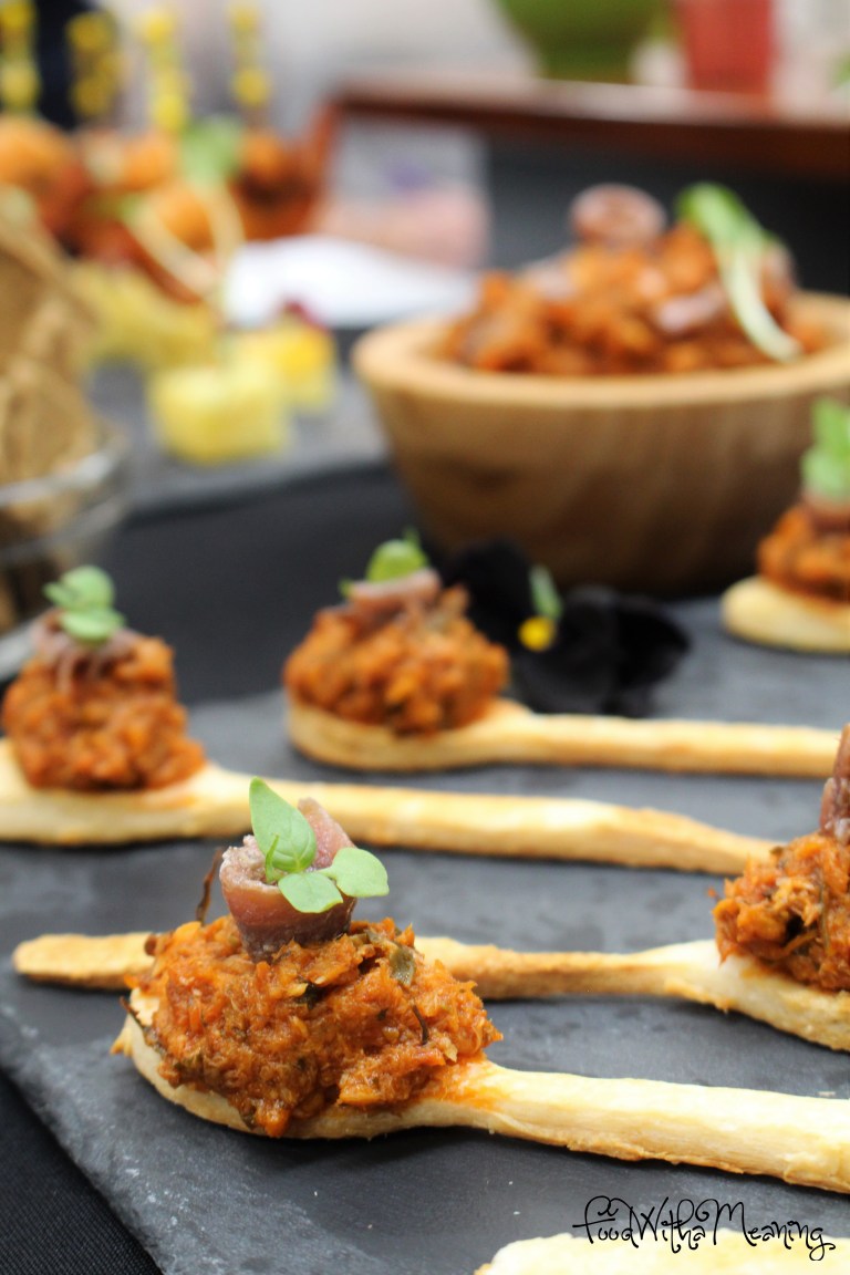 Colheres de massa folhada com paté de cavala e tomate seco com topping de anchova e micro manjericão