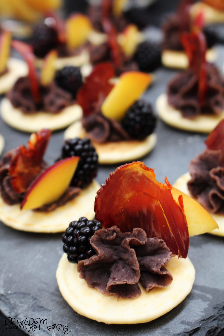 Colheres de massa folhada com paté de cavala e tomate seco com topping de anchova e micro manjericão