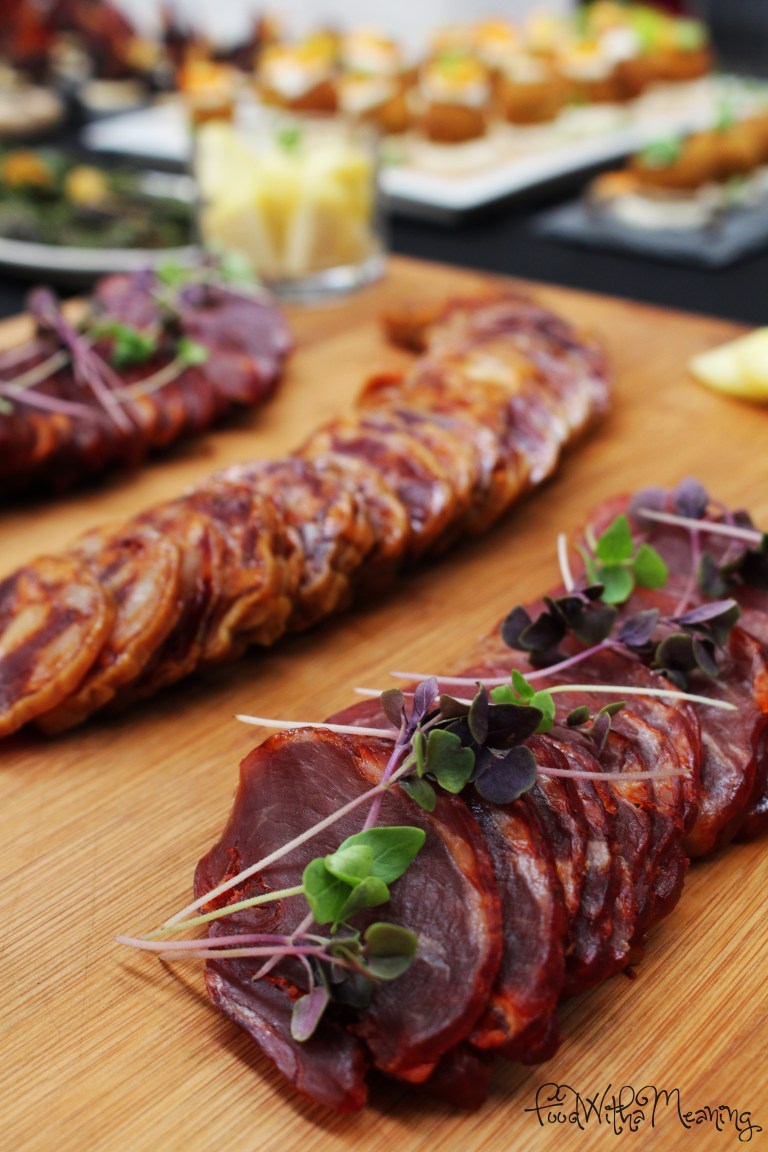 Fumeiro (lombinho, cachaço e salpicão) da Salsicharia Tradicional Bísaro com micro manjericão verde e roxo da Quinta do Ti Canoa