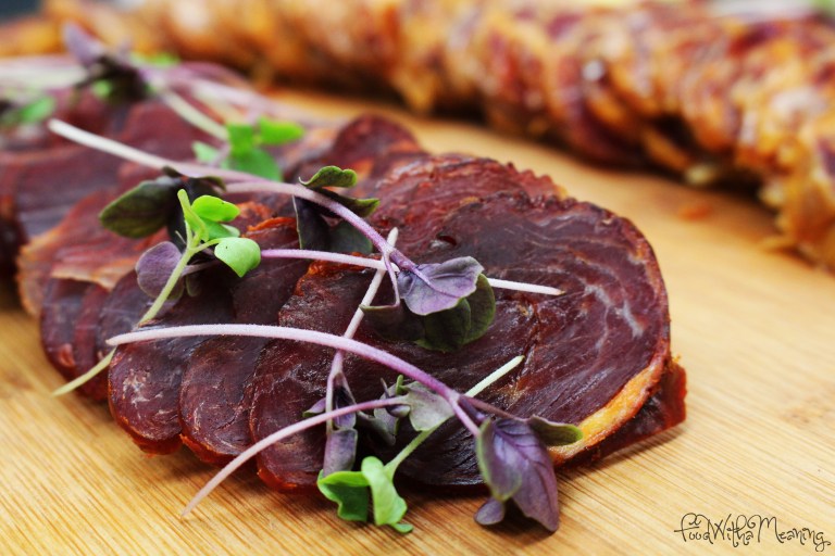 Fumeiro (lombinho, cachaço e salpicão) da Salsicharia Tradicional Bísaro com micro manjericão verde e roxo da Quinta do Ti Canoa