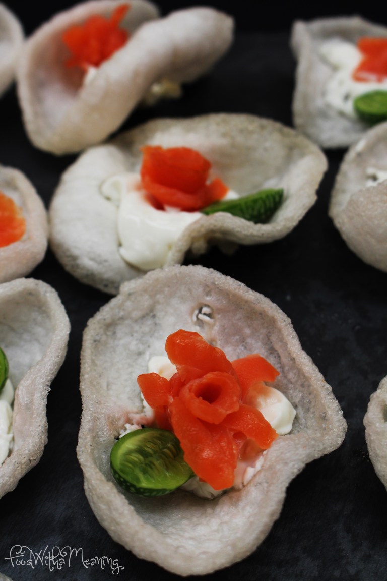 Hóstias de Camarão com queijo creme, truta salmonada e cuca melon (micro pepino da Quinta do Ti Canoa)